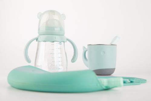 绿意盎然，守护童真——儿童围兜与母婴用品的创意摄影艺术